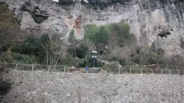 Maç Sırasında Sahaya Kaya Düştü, Faciadan Dönüldü