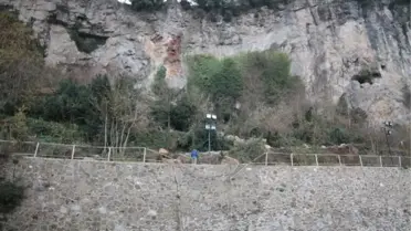 Maç Sırasında Sahaya Kaya Düştü, Faciadan Dönüldü