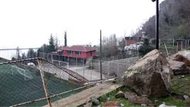 Maç Sırasında Sahaya Kaya Düştü, Faciadan Dönüldü