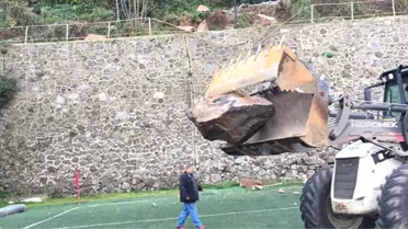 Maçta Sahaya Kaya Düştü, Futbolcular Faciadan Son Anda Kurtuldu