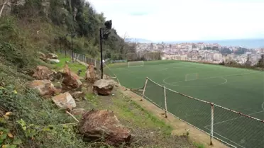 Maç Sırasında Sahaya Kaya Parçaları Düştü