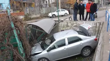 Otomobil, Çarptığı Durakla Birlikte Bahçeye Düştü