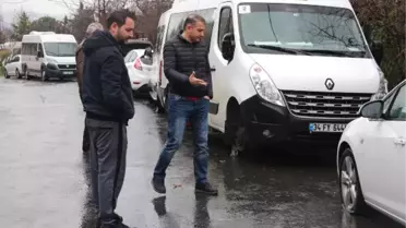 Sarıyer'de Yol Boyunca Yaklaşık 20 Aracın Lastiklerini Bıçakladı