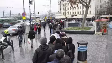 Nimet Abla'nın Önünde 200 Metrelik Umut Kuyruğu! Yağmur Altında Bekleyip Piyango Bileti Aldılar