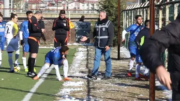 Amatör Maçta Gerginlik! Futbolcular, Taraftarlara Kar Topu Fırlattı