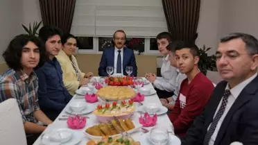 Vali Yavuz, Çocuk Evinde Kalan Gençlerin Misafiri Oldu