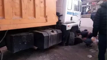 Hareket Halindeki Kamyon, Çöken Yola Saplandı
