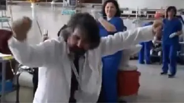 Doktor, Kemoterapi Gören Hastalara Şarkı Söyleyip Zeybek Oynadı