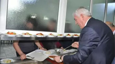 İl Müdürü Elmalı Öğrencilere Yemek Servisi Yaptı