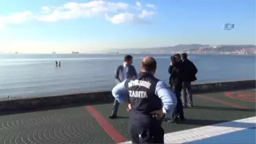 Kıyıda Ekipler, Denizde Kaçak Midye Avcıları... Polis ve Zabıta Ekiplerini Gören Avcılar Denize...