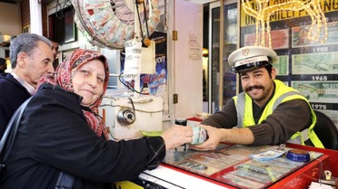 80'lik Ayşen Nine, Otomobil Hayalini Çeyrek Bilete Bağladı
