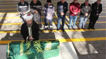 Cesedi Parka Atılan Bebeğin Cenazesine 8 Kişi Katıldı