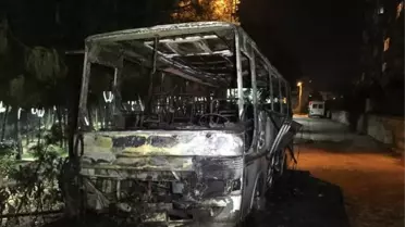 Ümraniye'de Park Halindeki Otobüs Alev Alev Yandı