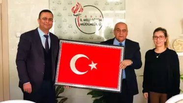 Müdür Aydoğdu'ya Türk Bayrağı Hediye Edildi