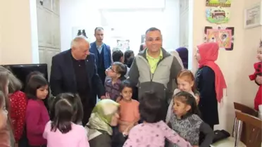 Yuvada Kalan Çocuklara Yeni Hediyeleri Vali Amcalarından