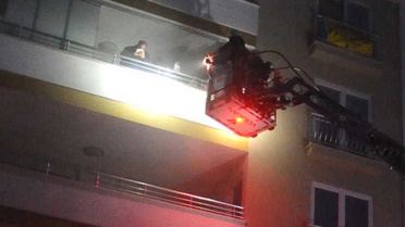 Yangında Dumandan Etkilenen Çocukları İtfaiye Ekipleri Kurtardı
