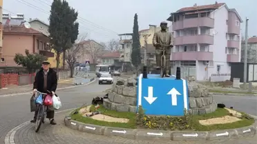 76 Yaşındaki Bisiklet Sürücüsünün Heykeli Dikildi