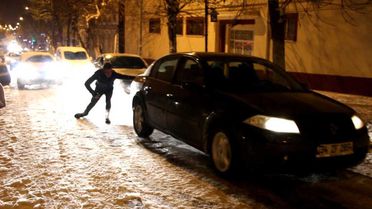 Kars'ta Yollar Buz Pistine Döndü
