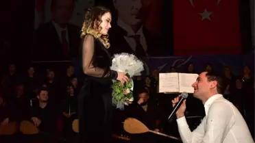 Bir Anda Sahneye Çıkıp Evlilik Teklifi Etti