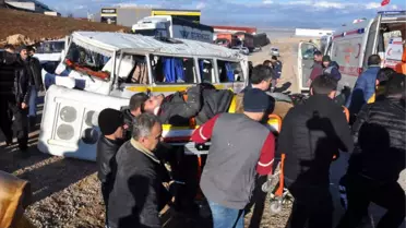 Otomobille Servis Aracı Çarpıştı: 9 Yaralı