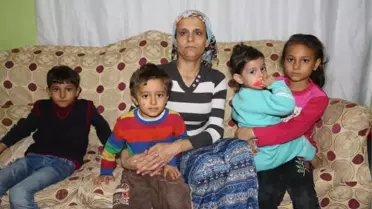 Çatısı Akan Tek Odalı Evin Ortasında Leğenle Yaşıyorlar