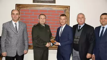Yarbay Gümüş, Ayın Şoförüne Ödülünü Verdi