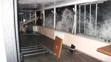 Dev Dalgalar İş Yerlerini Kullanılamaz Hale Getirdi, Kayıklar Sulara Gömüldü