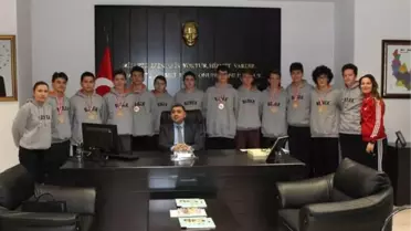 Şampiyon Sporcular Başarılarını Kaymakam Kızıltoprak ile Paylaştı