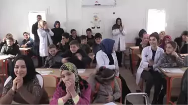 Suriyeli Çocukların Karne Sevinci