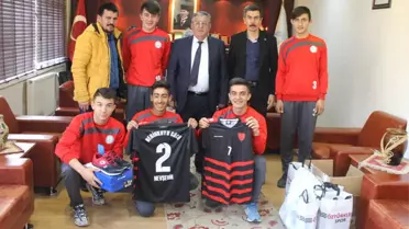 Belediyeden Voleybol Takımına Malzeme Desteği