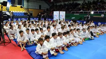 Dünya Şampiyonu Erkan Tecrübelerini Karatecilere Aktardı