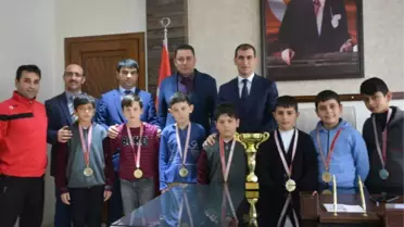 Şampiyonlar Kupa ve Madalyaları ile Geldiler