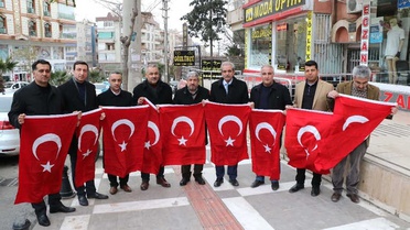 Haliliye'de Binlerce Türk Bayrağı Dağıtıldı