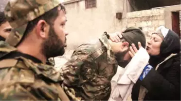 YPG'lilerden Temizlenen Şenkal'e Dönüş Yapan Siviller, Mehmetçiği Alnından Öpüp Teşekkür Etti