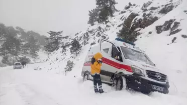 Kara Saplanan Ambulans Kurtarıldı