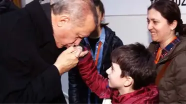 Erdoğan, Şehit Oğlunun Elini Öptü