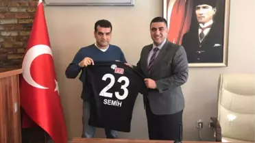 İlçe Emniyet Müdürü Yılmaz'a İmzalı Forma Hediyesi
