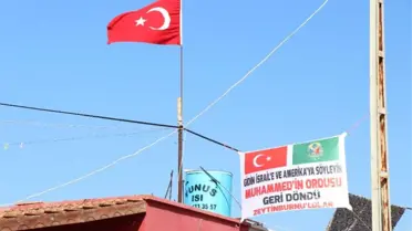 Sınırda Amerika ve İsrail'e Meydan Okuyan Pankart