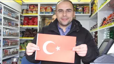 MHP Tokat'ta Esnafa 2 Bin 'Türk Bayrağı' Dağıttı