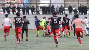 Amatör Maçta Futbolcuların Tekme Tokat Kavgası Kamerada