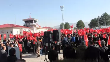 Siirtliler Afrin'e Giden Askerler İçin Havaalanına Akın Etti