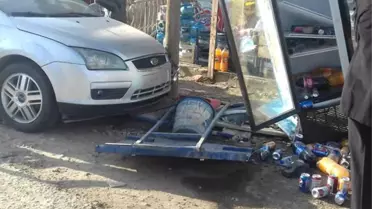 Otomobil Önce Köpeğe Sonra Buzdolabına Çarptı: 2 Yaralı