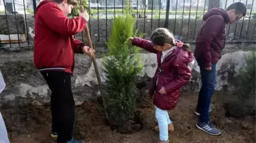 Aliağa'da Okul Bahçeleri Yeşilleniyor