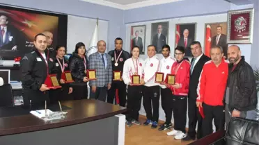 Başarılı Boksörlere Plaket