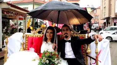 Gelin ve Damat Kepçeye Bindi, Gören Dönüp Bir Daha Baktı
