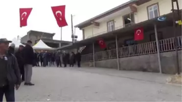 Şehit Babası Sarıaslan: 'Beni de Askere Alsınlar Oğlumun Bıraktığı Yerden Devam Ederim'