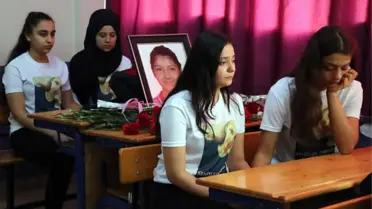 Fatma'nın Okuldaki Sırası Karanfillerle Donatıldı