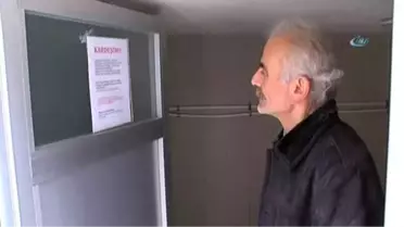 Beyoğlu'nda İmam Evsizlere Camiyi Açtı