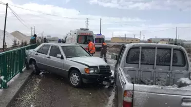 Kar Yağışı Nedeniyle Kayganlaşan Yolda Otomobil ile Kamyonet Çarpıştı: 4 Yaralı