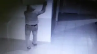 Sağlık Merkezine Giren Eli Bıçaklı Hırsız Kamerada